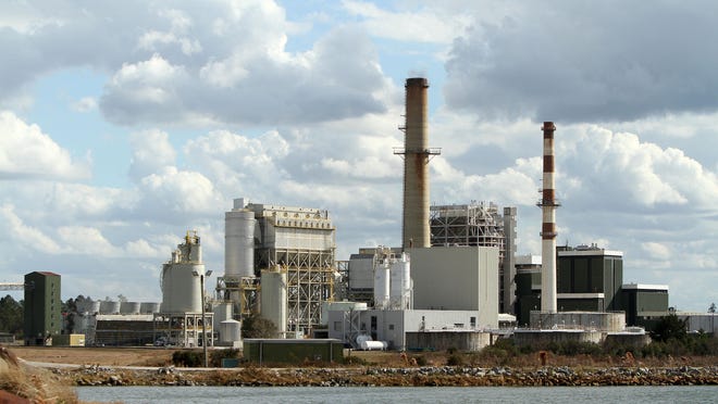 Gainesville Regional Utilities' Deerhaven Generating Station, a coal-fired power plant. The utility plans to covert it to natural gas, which would reduce carbon emissions at that plant by almost 40%.
