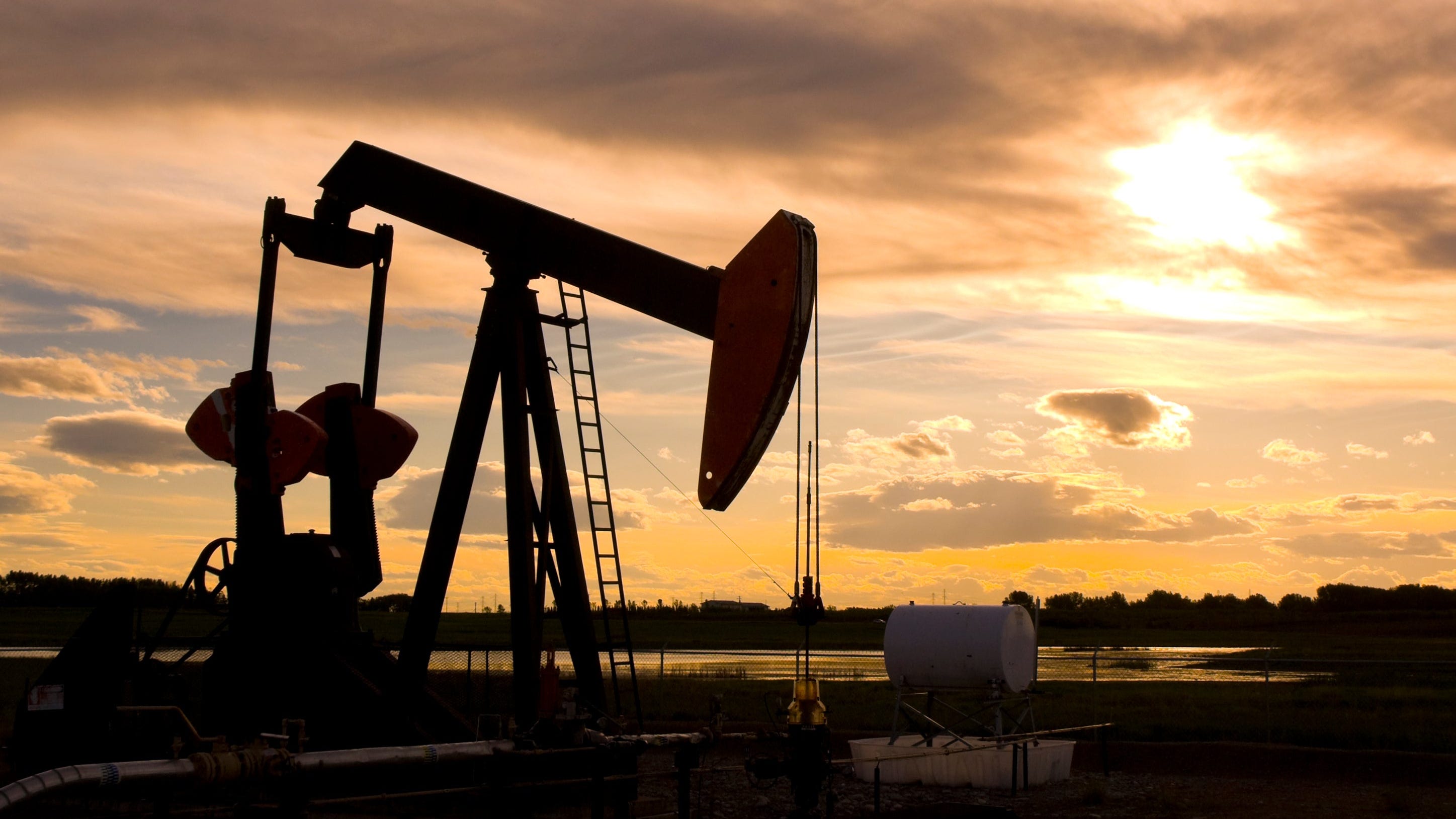Природный потенциал канады. Нефтяные месторождения Канады. Нефтепромысел Канады. Добыча природных ресурсов. Нефтегазовая отрасль Канады.