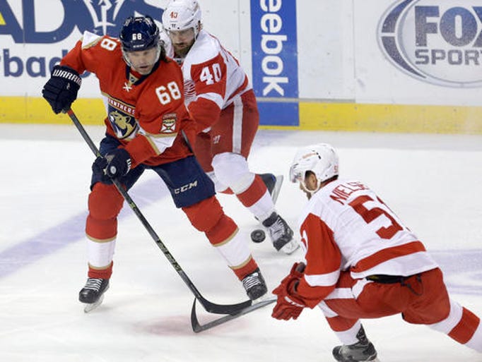 Detroit Red Wings center Frans Nielsen (51) battles