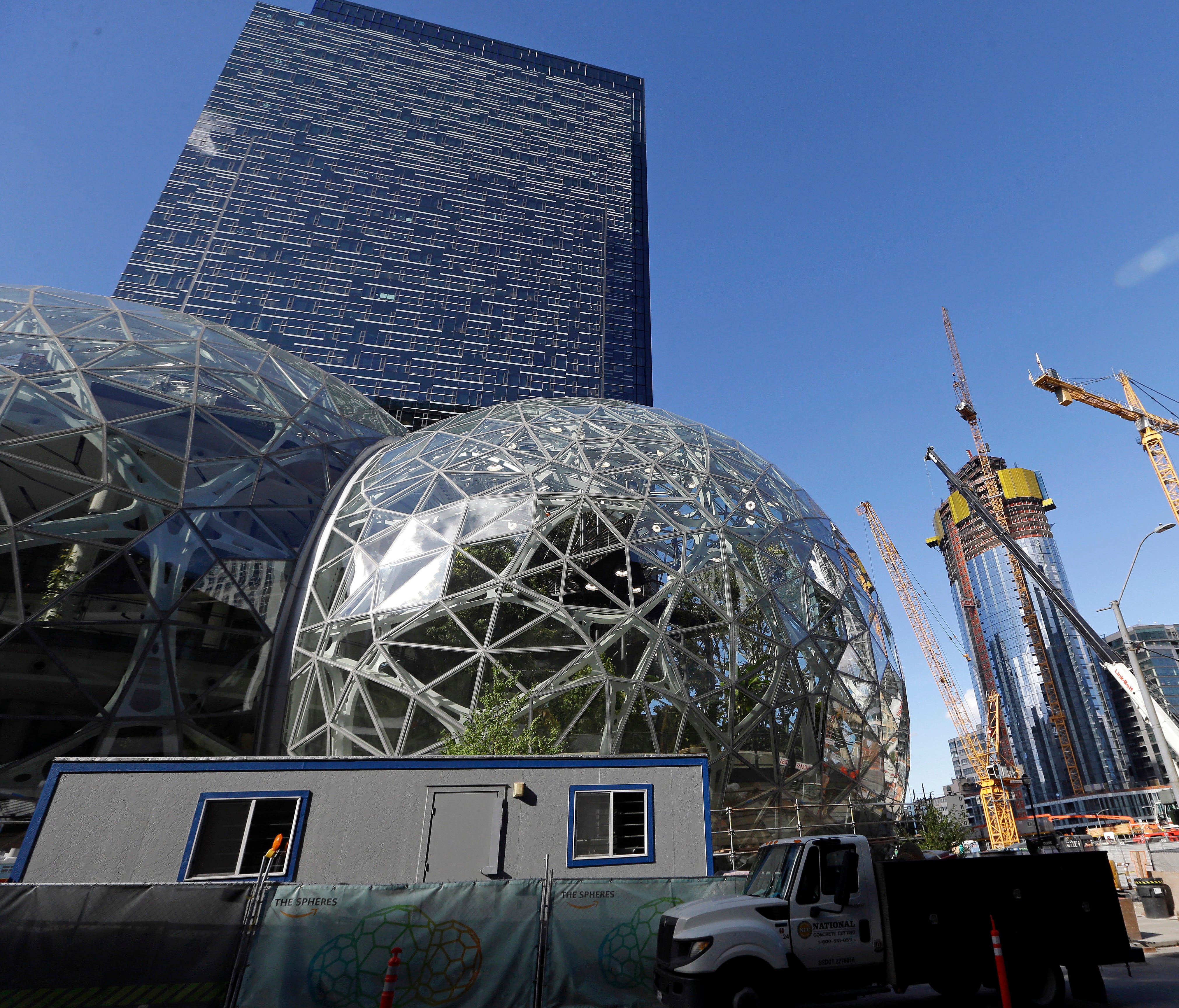 The Amazon building in Seattle. Memo to the many places vying for Amazon's second headquarters: It ain't all food trucks and free bananas. For years now, much of downtown Seattle has been a maze of broken streets and caution-taped sidewalks, with doz