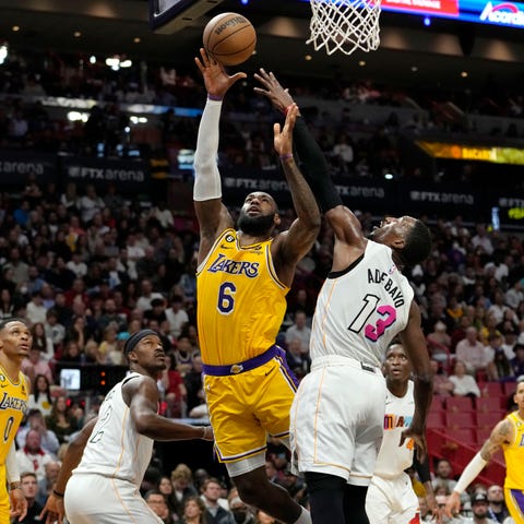 Los Angeles Lakers forward LeBron James (6) shoots