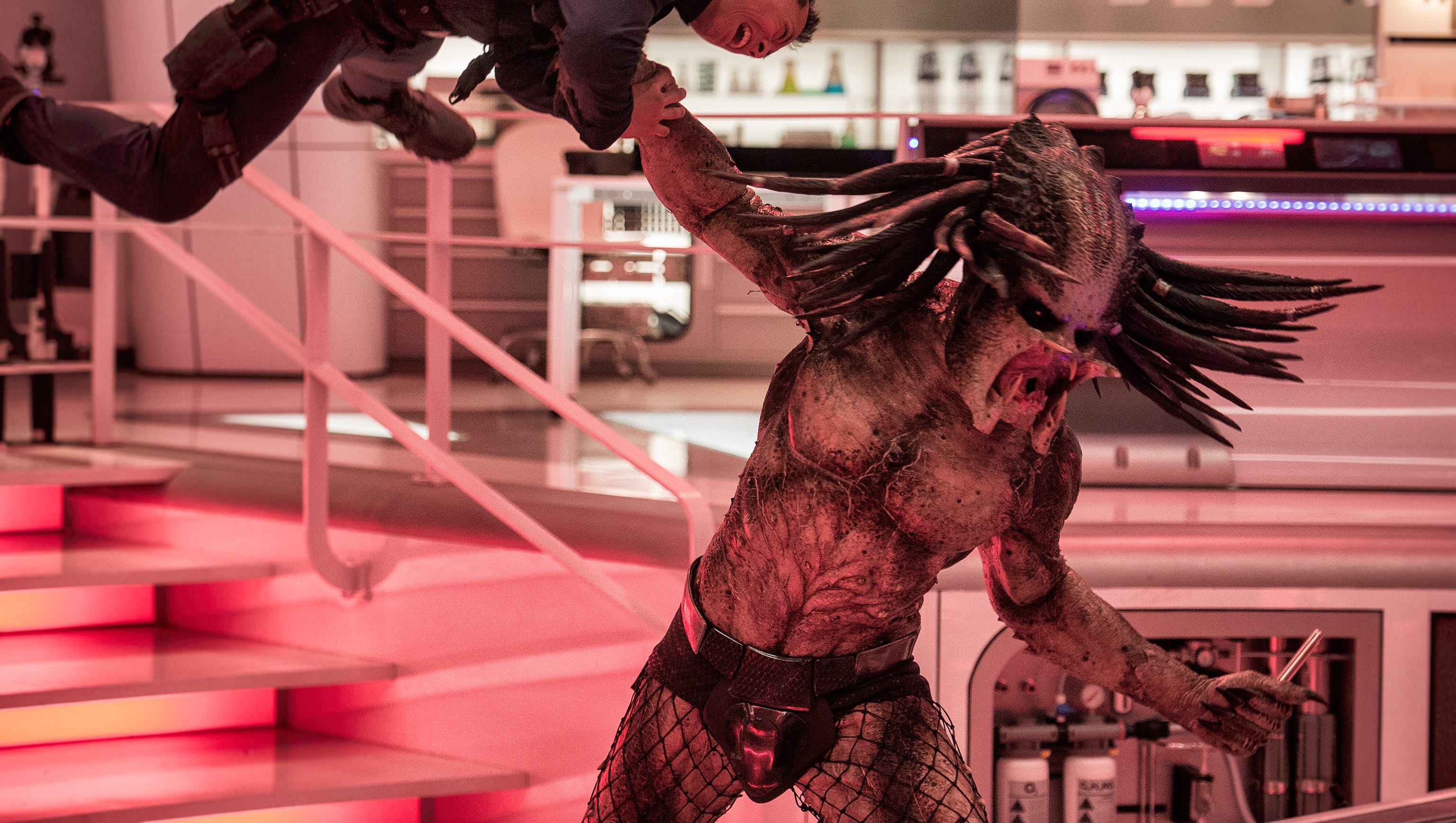 Comic Con Who Would Win If The Predator Took On Elsa Han Solo