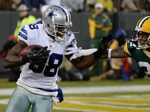 Dallas Cowboys wide receiver Dez Bryant (88) reaches