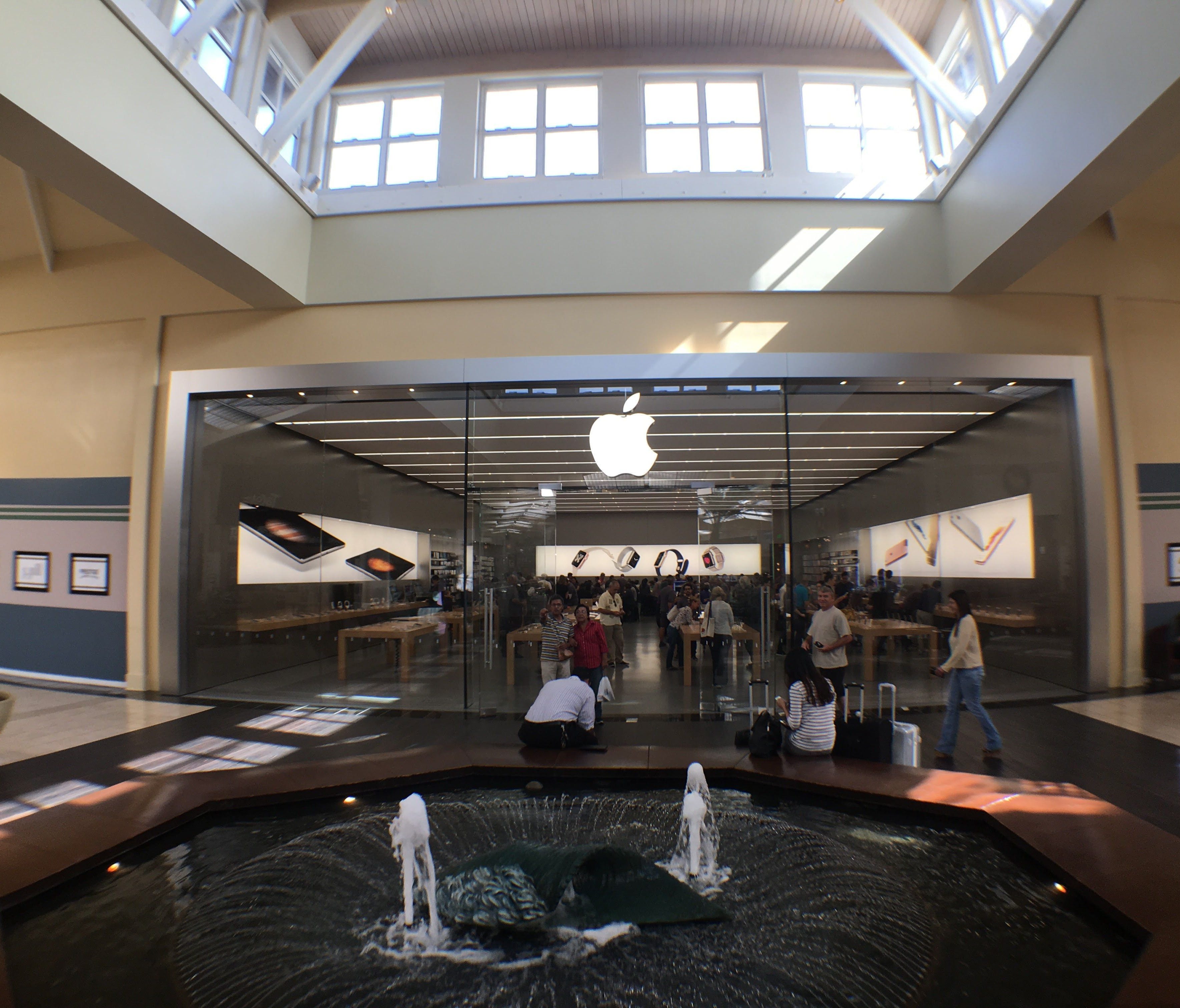The Apple Store in Manhattan Beach, California