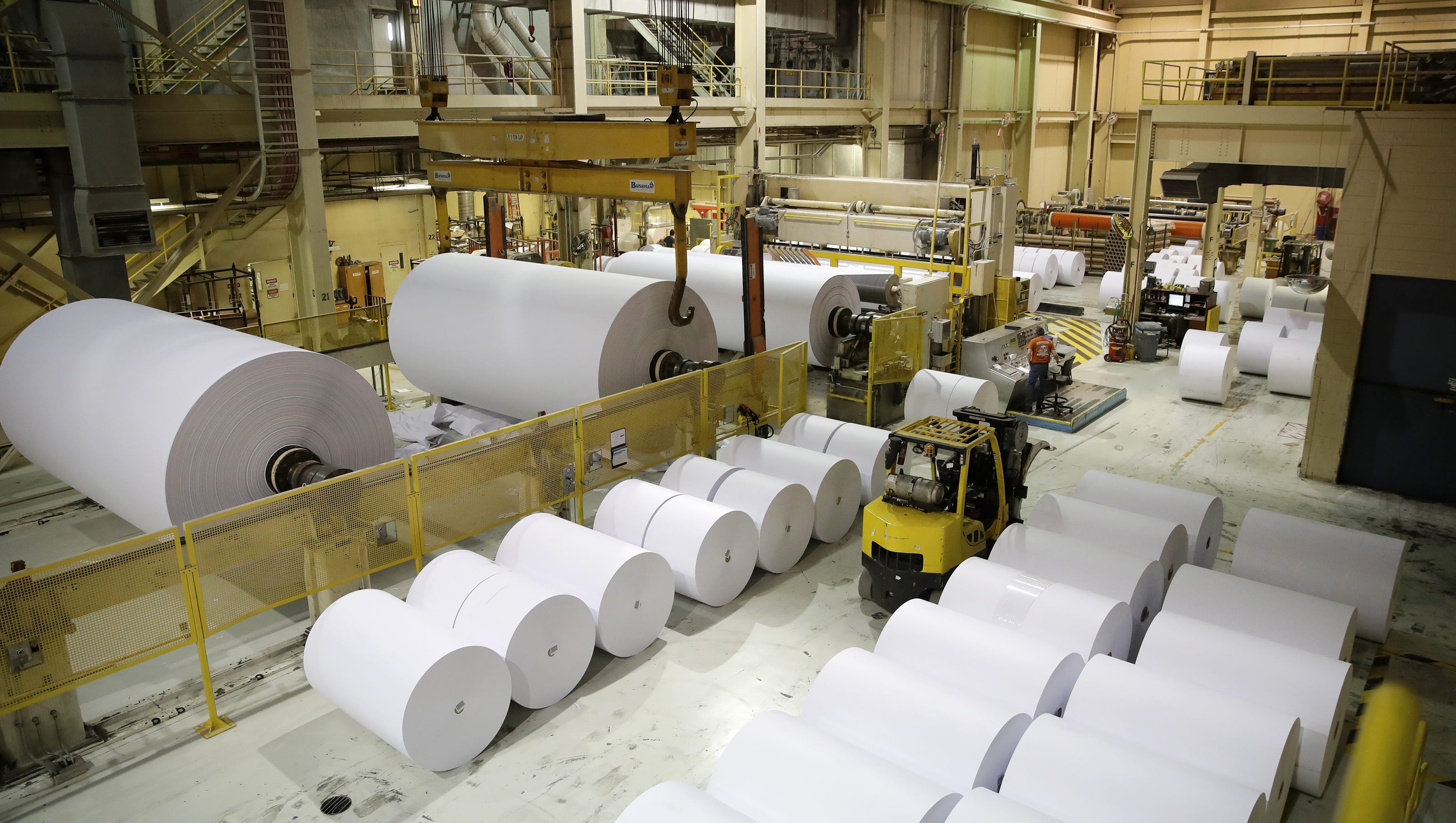 Заводу бумага производители. Бумагоделательная машина ПЦБК. Лесная, деревообрабатывающая и целлюлозно-бумажная промышленность. Целлюлозно бумажный завод. Целлюлоза бумажная промышленность.