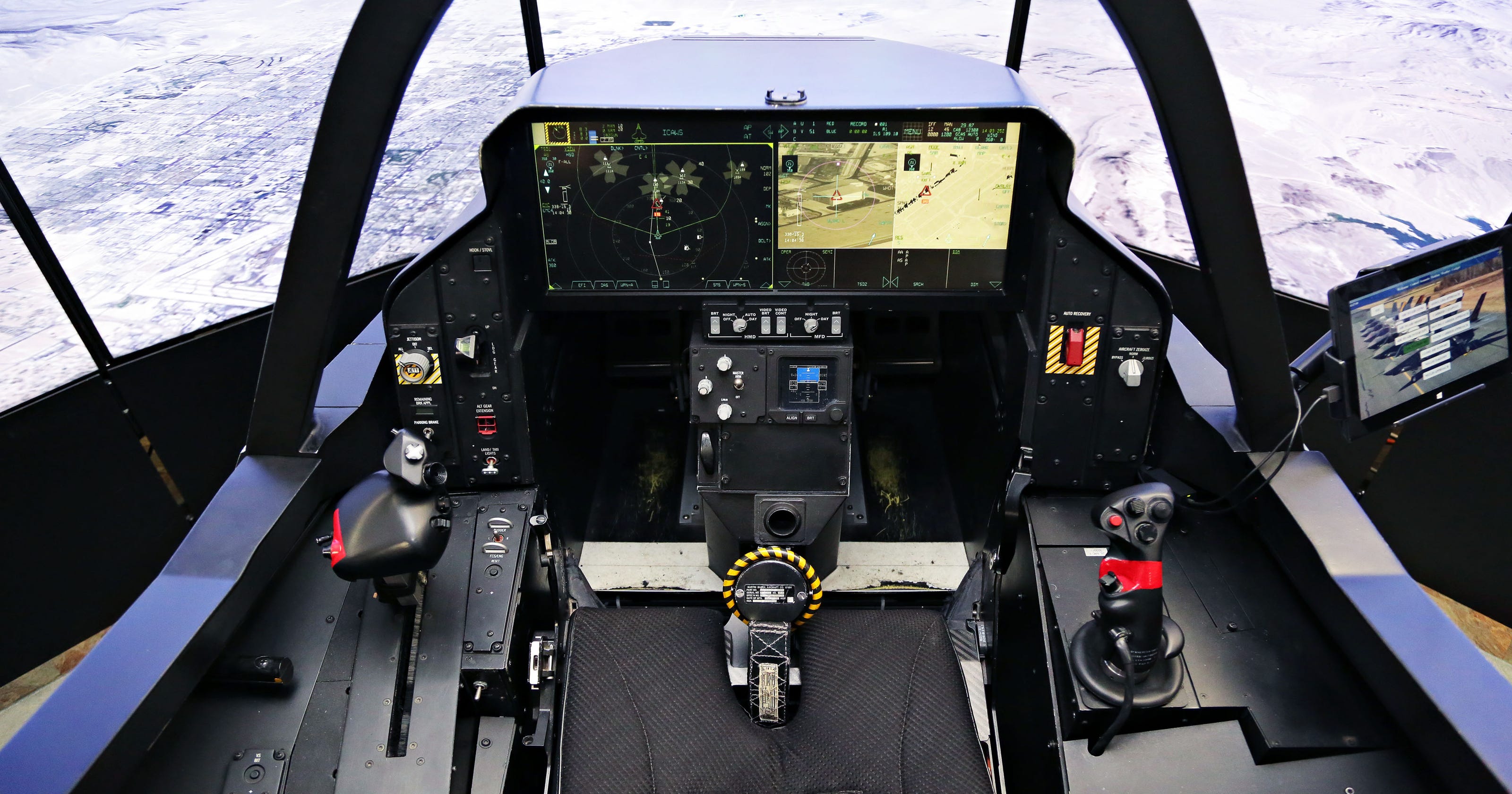 What happens when a journalist flies the F-35 fighter jet?