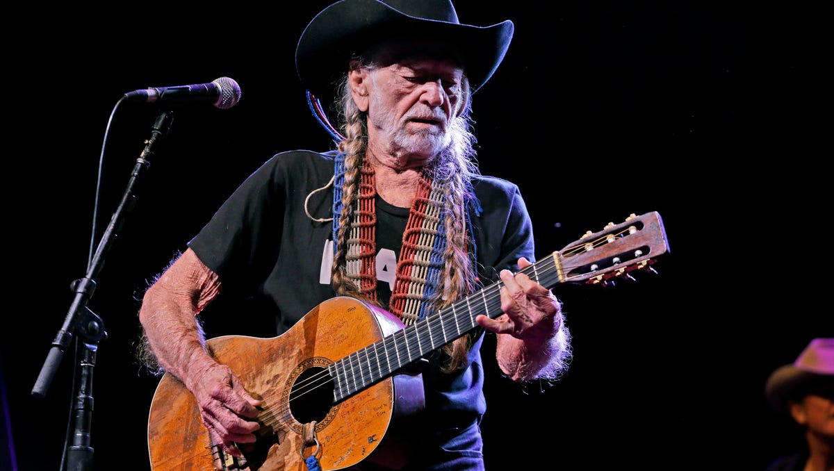 Now 91, Willie Nelson shows he’s as strong as ever at BMO Pavilion concert in Milwaukee