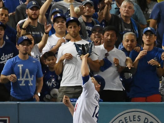 Game 1 at Dodger Stadium: Kike Hernandez makes a running