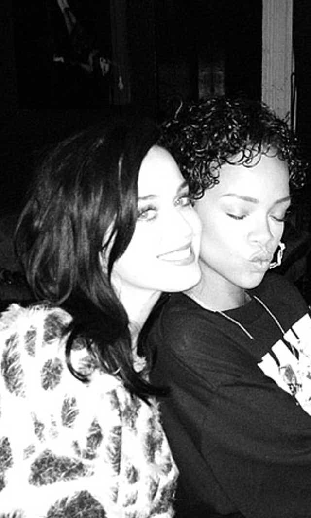 Poll Rihanna Is Queen Of The Selfie