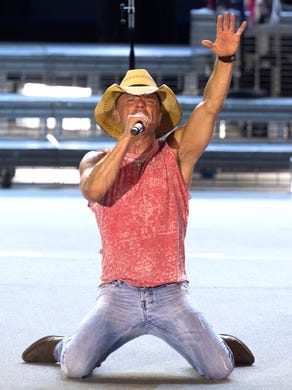 Country superstar Kenny Chesney provides twang, Jimmy