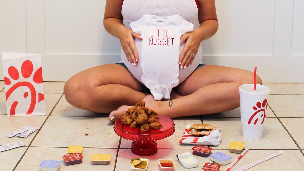 Mother S Chick Fil A Maternity Shoot Rocks The Internet