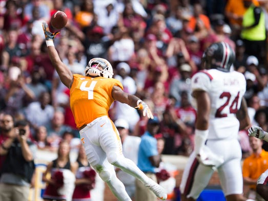 Tennessee running back John Kelly (4) attempts to catch