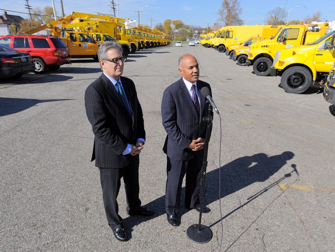 Robert Levy, left, of Hilco and Detroit Chief Operating