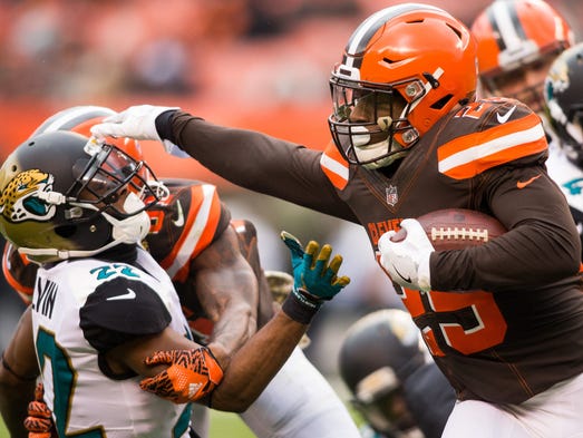 Cleveland Browns running back Duke Johnson pushes off