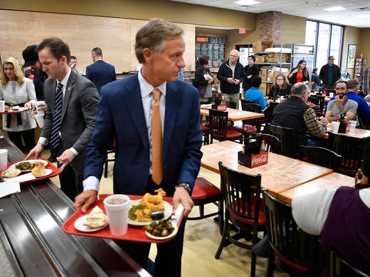  Gov. Bill Haslam looks for a table as he prepares