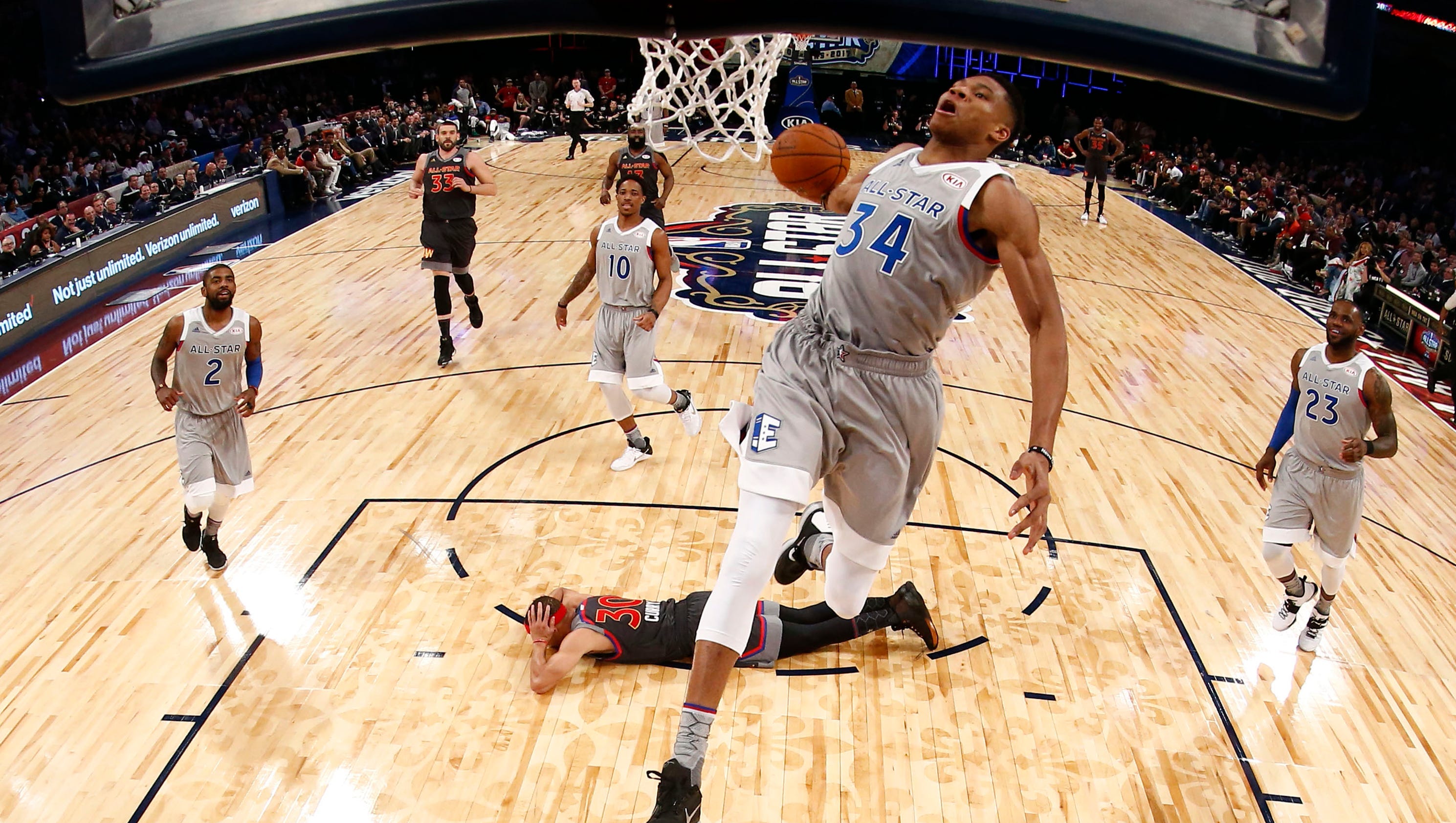 NBA All-Star 2018: LeBron James và Stephen Curry sẽ chọn ai vào đội hình thi đấu?