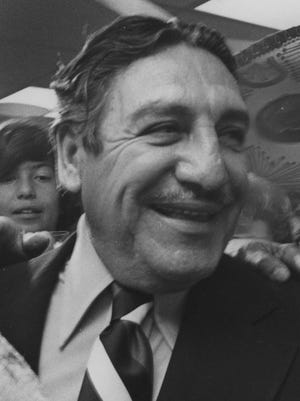 Raúl Castro hizo historia como el primer y hasta el día de hoy el único mexicano-estadounidense en ser elegido gobernador de Arizona.