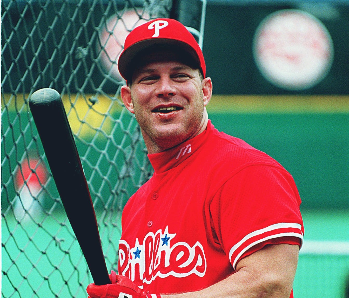 Lenny Dykstra posted a Facebook video on Monday where he remembered teammate Darren Daulton.