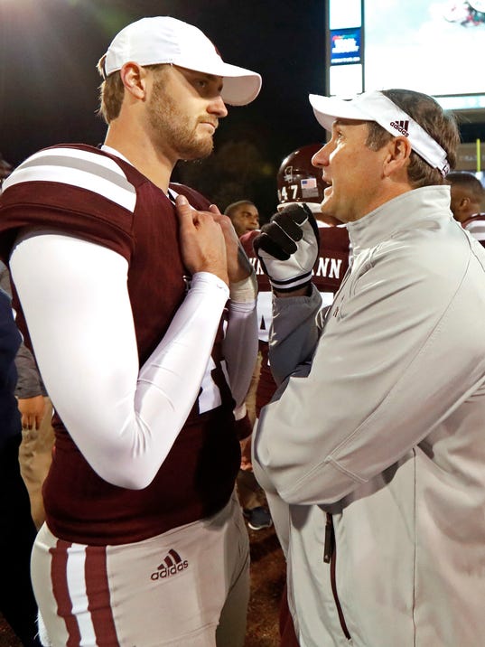   Mississippi State coach Dan Mullen talks to kicker Logan Cooke after the team's 31-28 loss to Mississippi at an NCAA college football game in Starkville, Mississippi , Thursday. November 23, 2017. (AP Photo / Rogelio V. Solis) 