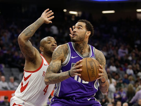 Sacramento Kings' center Willie Cauley-Stein, right, plays in the basket as Houston Rockets striker PJ Tucker defends in the second half of an NBA basketball game on Wednesday, April 11 2018, Sacramento, California. (AP Photo / Rich Pedroncelli)
