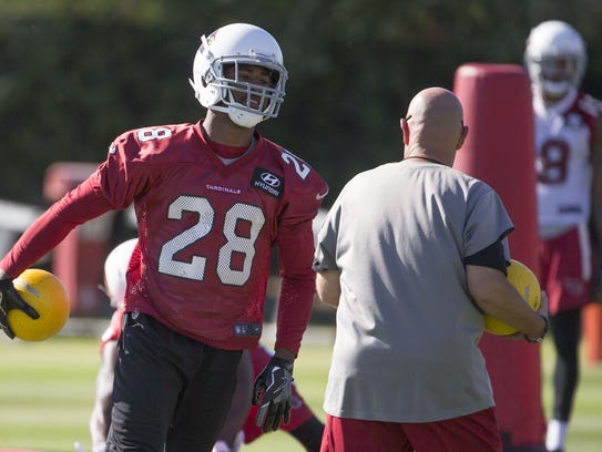 Cardinals Justin Bethel (28) runs a drill with a volleyball