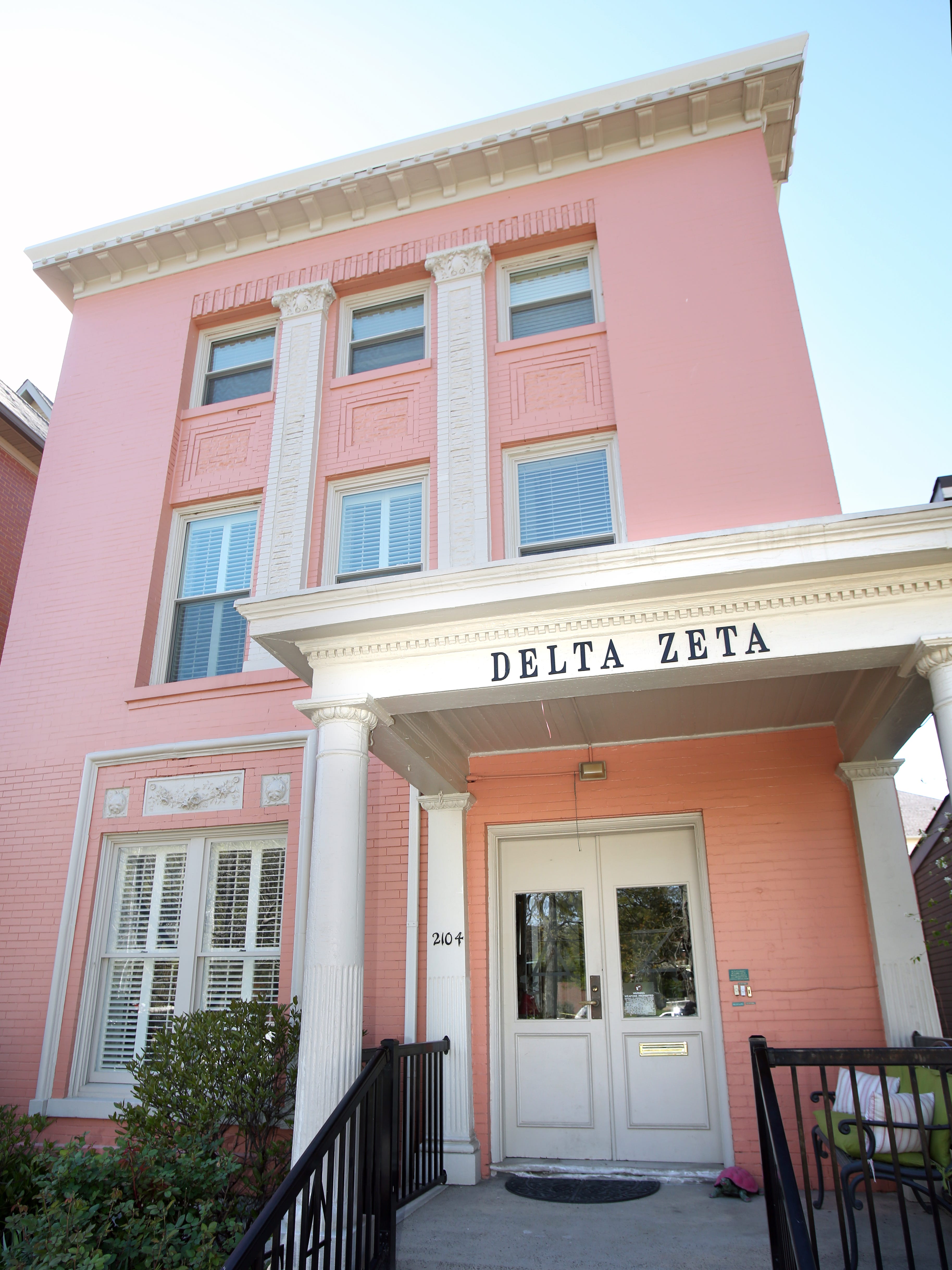 Delta Zeta House Shines With Pops Of Green Pink Home Of The Week