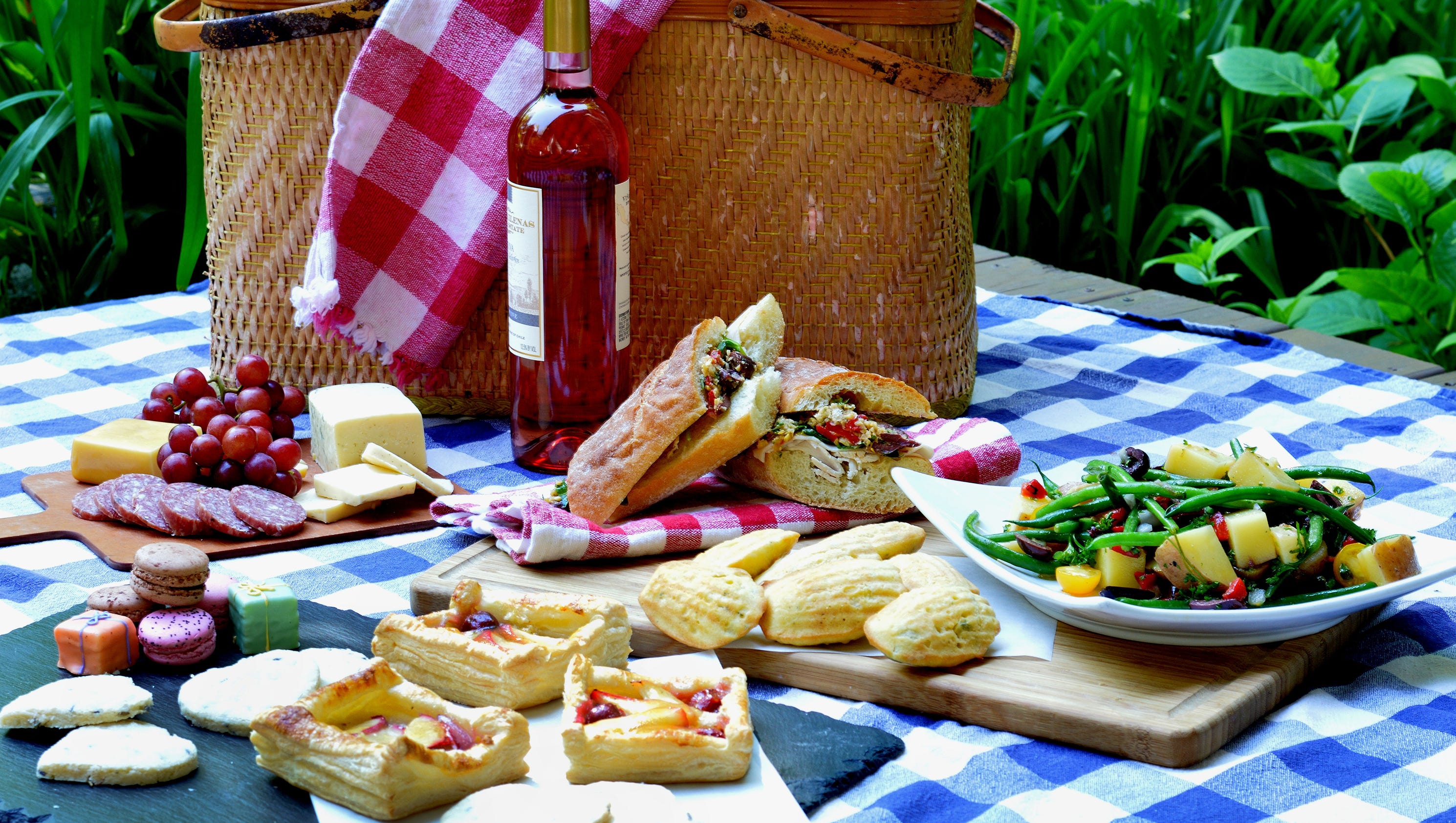 Пикник 19. Пикник на природе с бутербродами с колбасой. Бастилия еда. French food.