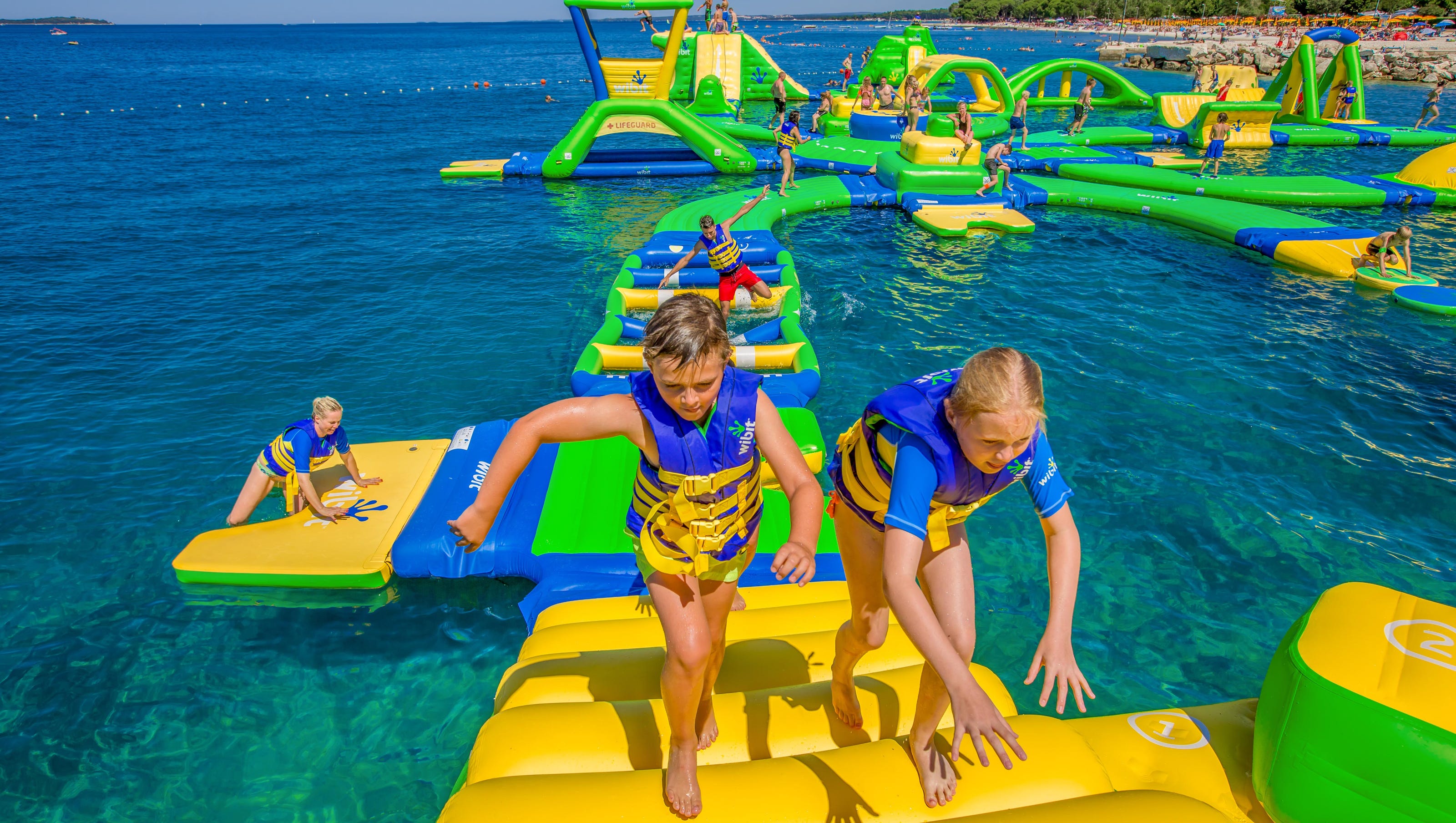 Курорт развлечений. Водные развлечения для детей. Детские водные аттракционы. Морские развлечения для детей. Интересные развлечения для детей.