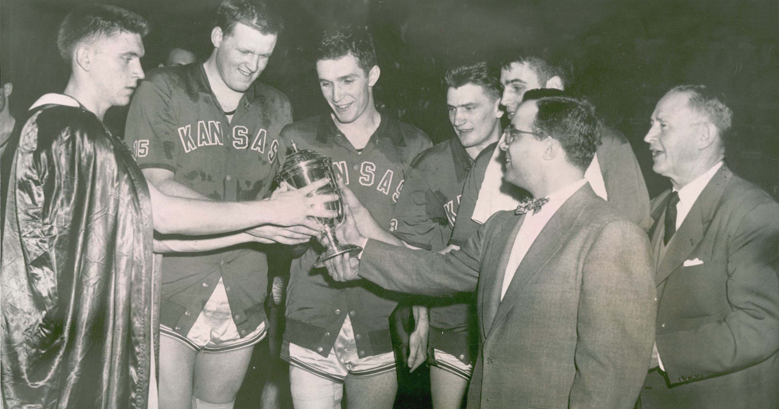 NBA pioneer Clyde Lovellette dies after cancer fight