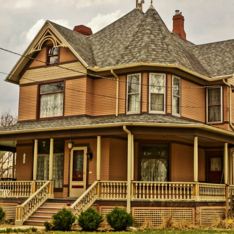 2016     • Avg. floor area of a new single-family home:  2,640 sq. feet     • Avg. floor area per person:  1,039 sq. feet     • New homes started:  1,173,800