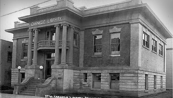 View of the Dallas Carnegie Library shortly after its construction around 1911.