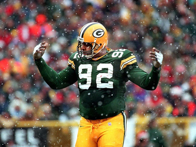 Reggie White acknowledges the crowd after thousands