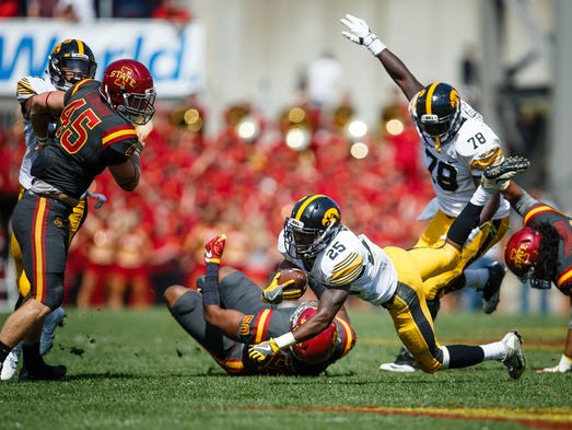 Iowa senior running back Akrum Wadley (25) is tackled