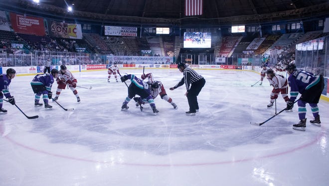 The Shreveport Mudbugs defeated the Odessa Jackalopes Friday night in a 5-2 win on George's Pond at the Hirsch Coliseum. 