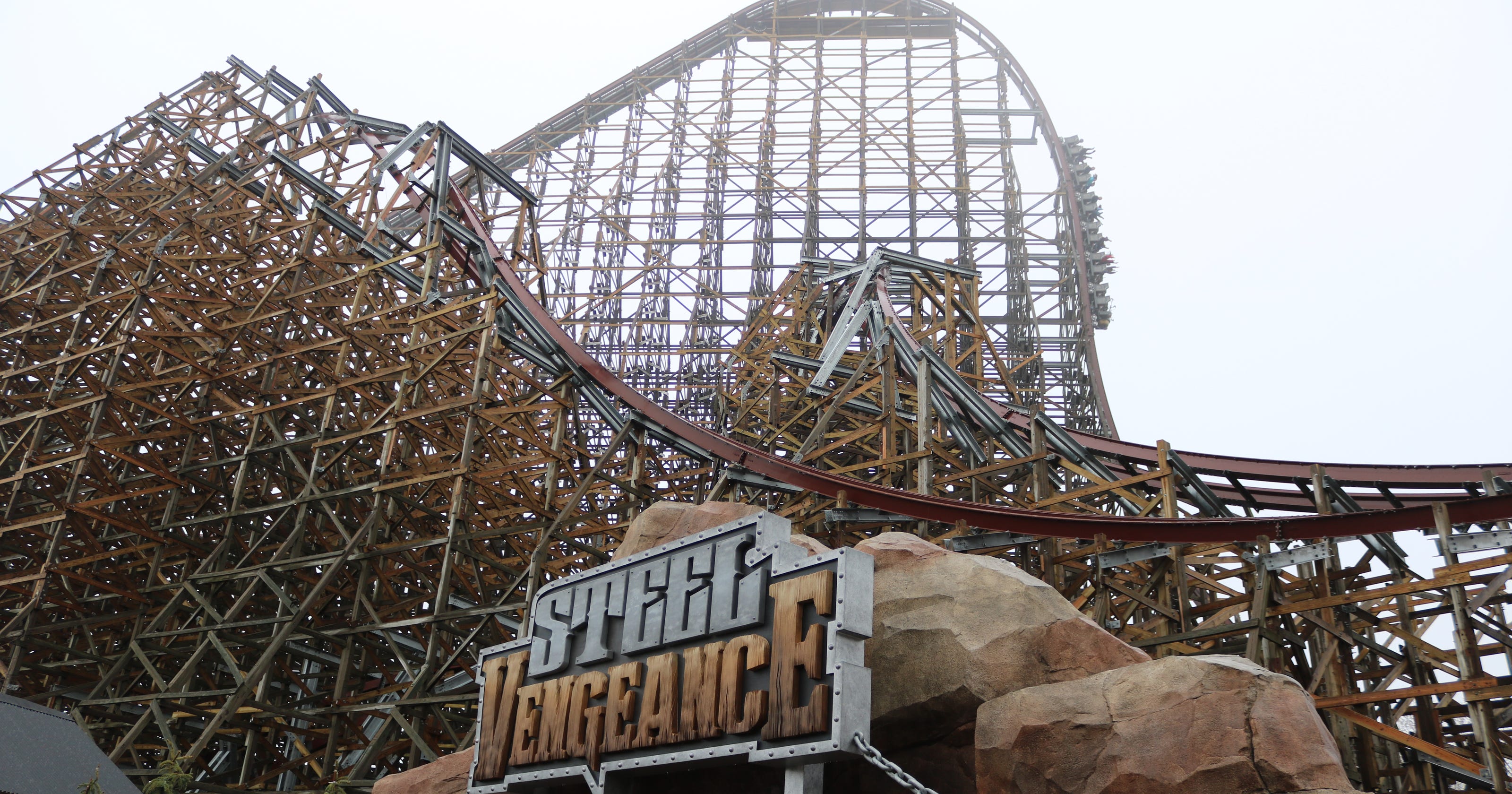 Cedar Point premieres record-breaking hybrid coaster Steel Vengeance3200 x 1680