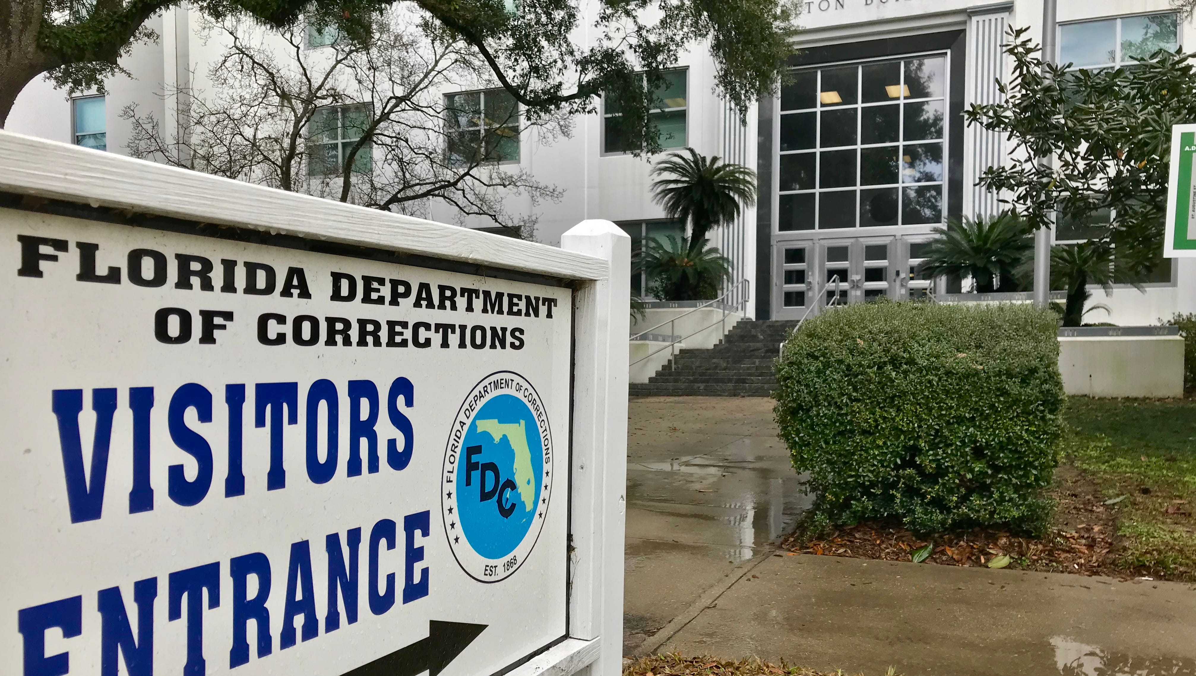 Banned Behind Bars 20 000 Books Can T Be Read By Florida Inmates