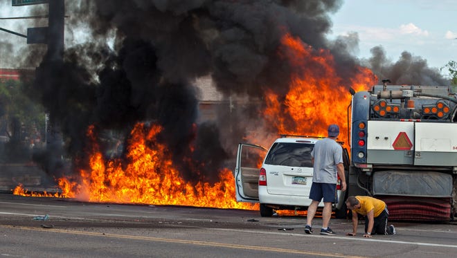 South Phoenix car crash results in 1 death, 1 seriously injured