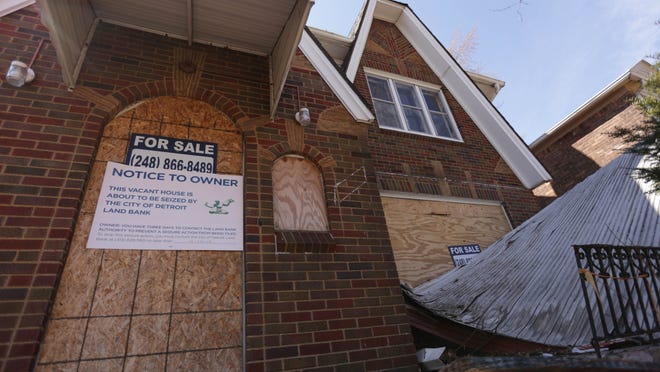 Fannie Mae, the national leader in providing money for the secondary mortgage market, said today it will sell 44 Detroit properties it acquired through foreclosure to the Detroit Land Bank Authority.