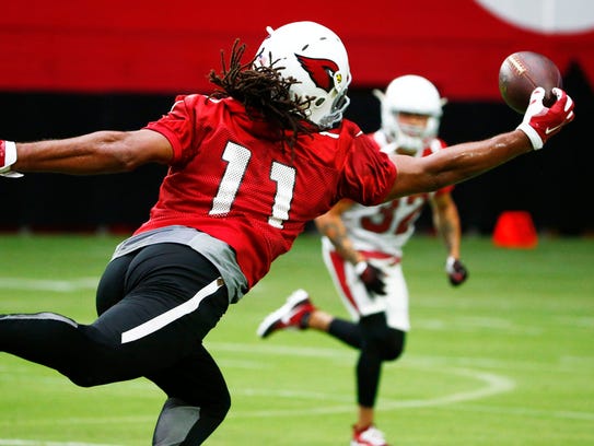 Arizona Cardinals Larry Fitzgerald makes a one-handed