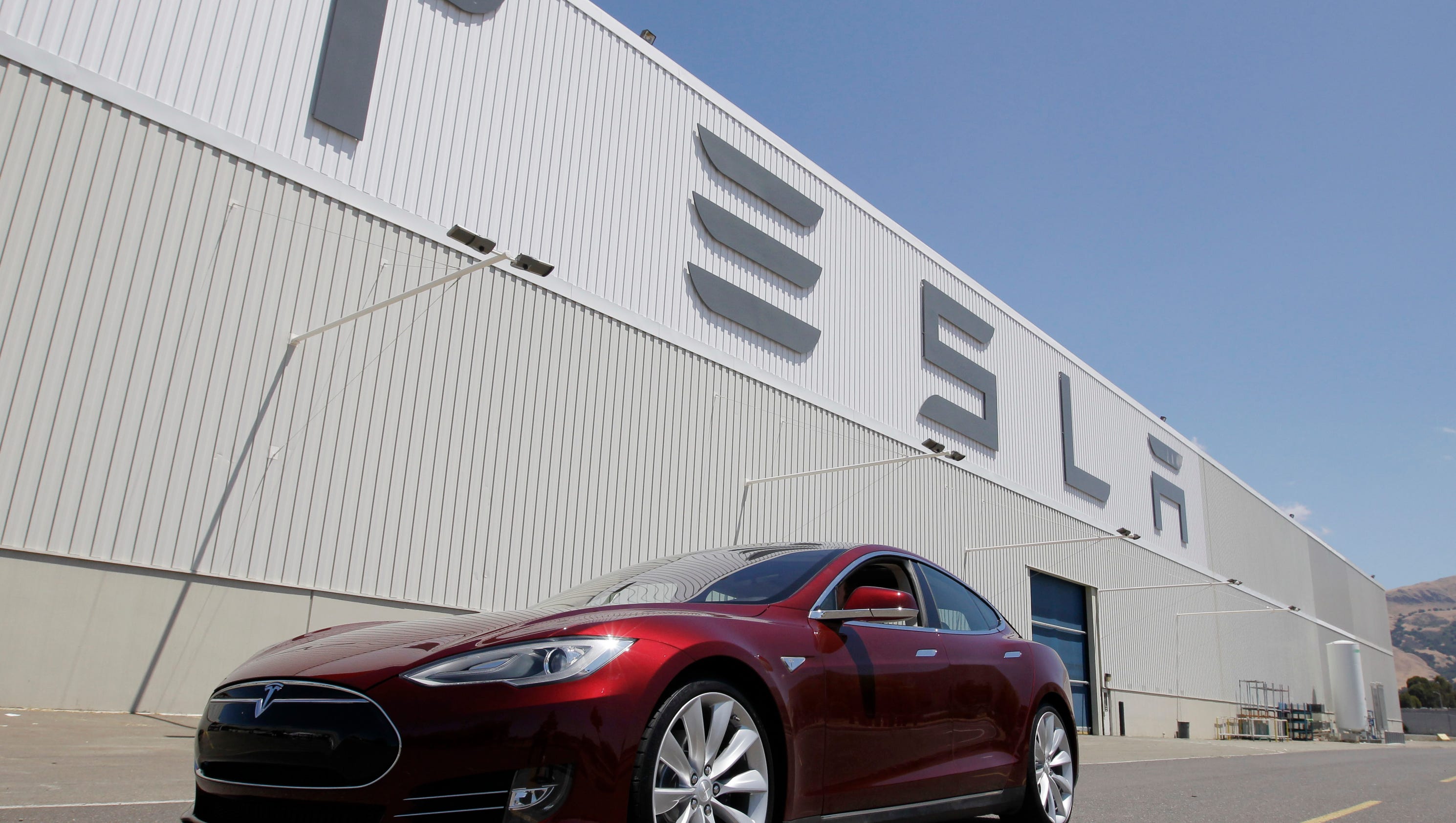 Tesla pushes bill to bypass Ariz. car dealers