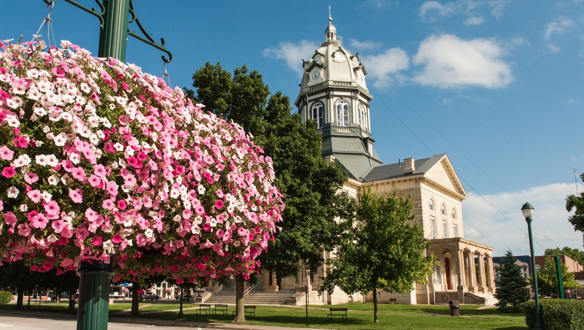 9 of the prettiest town squares in Iowa