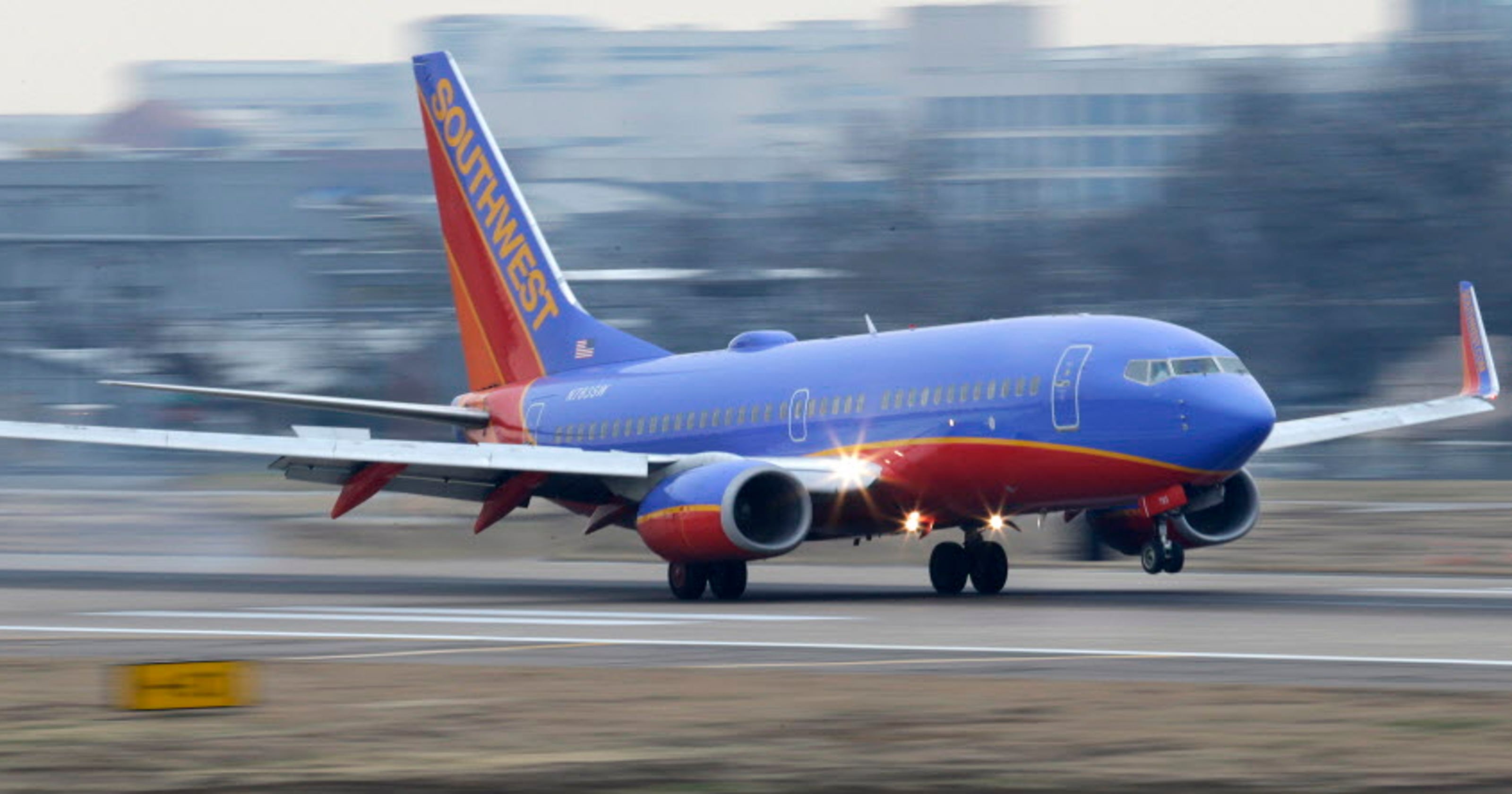 Southwest flight returns to Oakland with mechanical problem