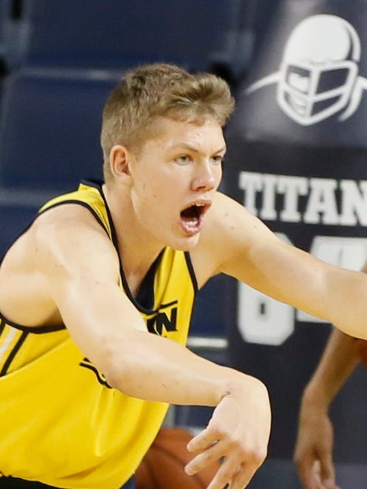 635811597553977608-UMBball-102215-JHG21.jpg