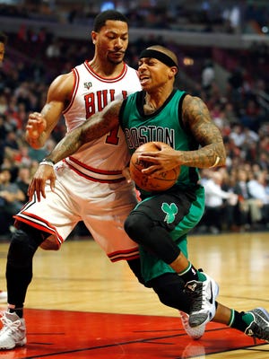 Isaiah Thomas (4) scored 14 points for the Celtics, but Derrick Rose (1) had 18 to help the Bulls win.