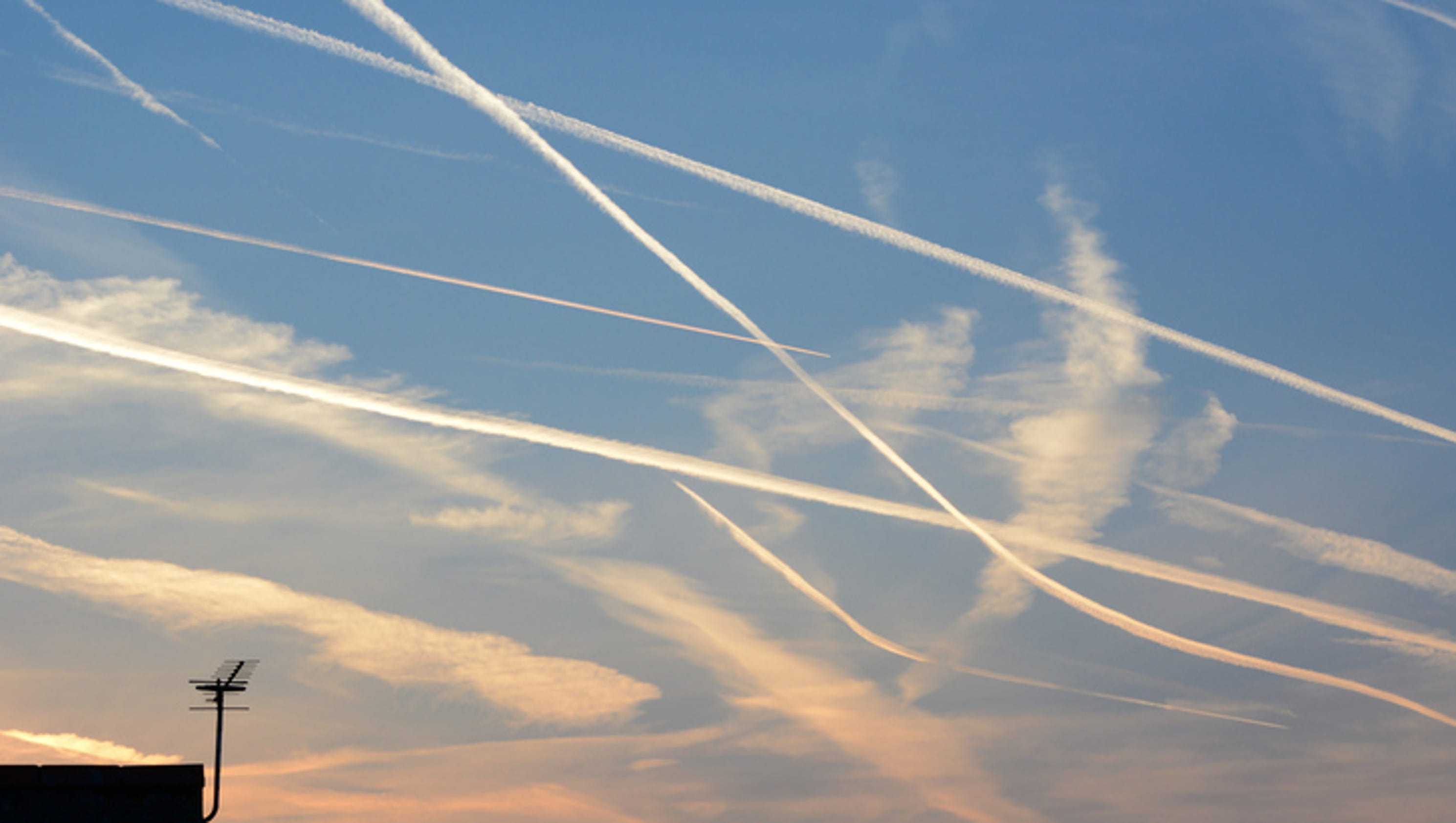 Scientists Disprove Airplane 'Chemtrail' Theory