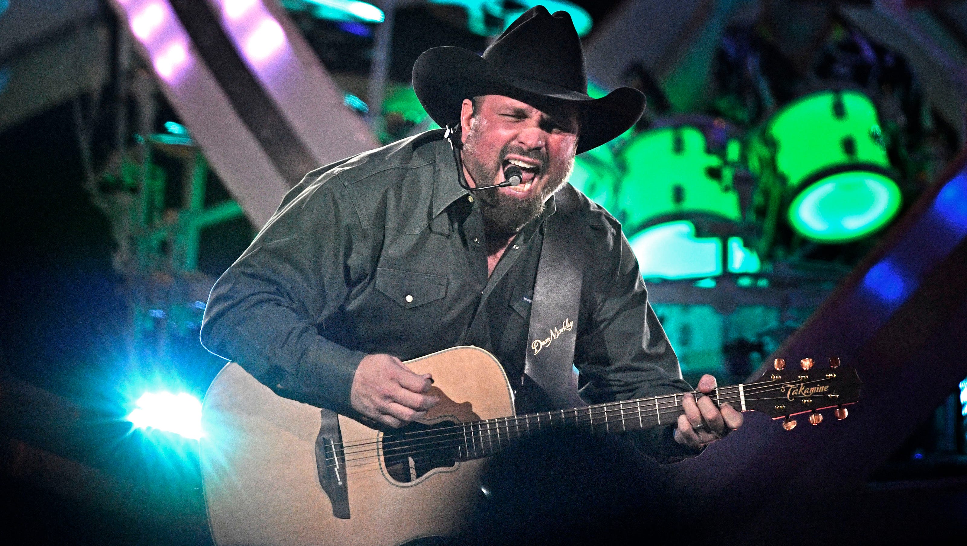 Garth Brooks unifies hits, passion for memorable kick off at ...