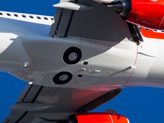 A mint Lion Air Boeing 737 performs a go-around