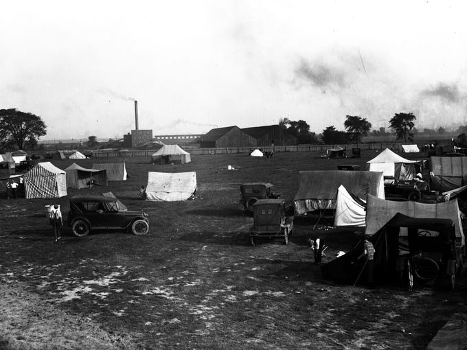 Tents and automobiles sit in a 1925 Detroit tourist