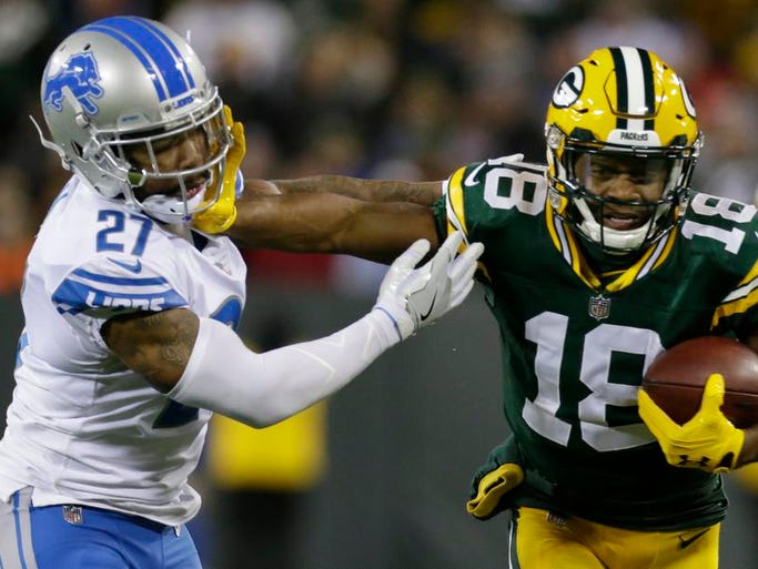 Green Bay Packers' Randall Cobb (18)p picks up 46 yards