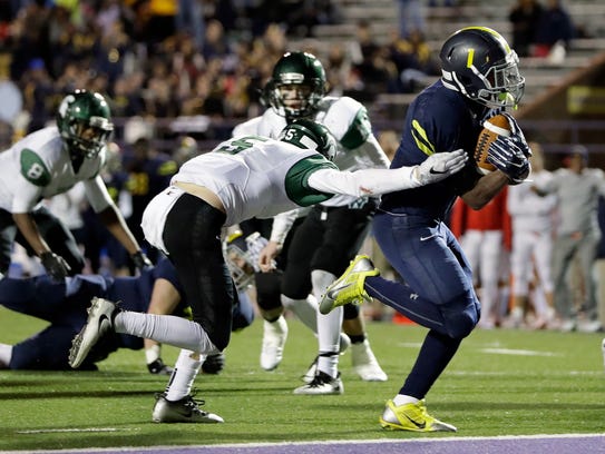 Lausanne running back Eric Gray (1) gets past Knoxville